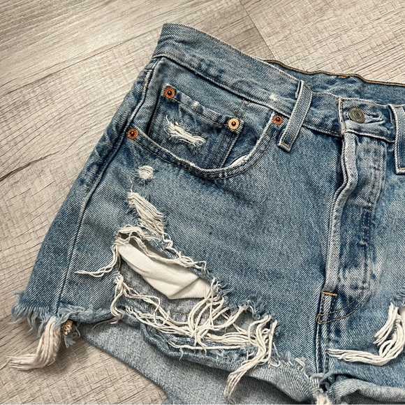 LEVI’S PREMIUM 501 Medium Light Wash Distressed High Rise Cutoff Denim Shorts 26 - Picture 7 of 16